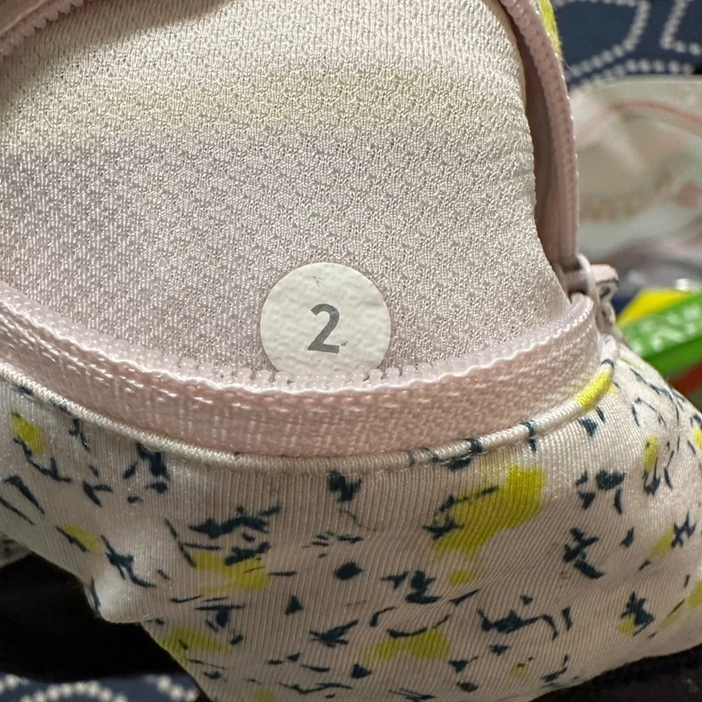 Size 2 Vintage LuluLemon Leggings with Patterned Stripe - Picture 5 of 5